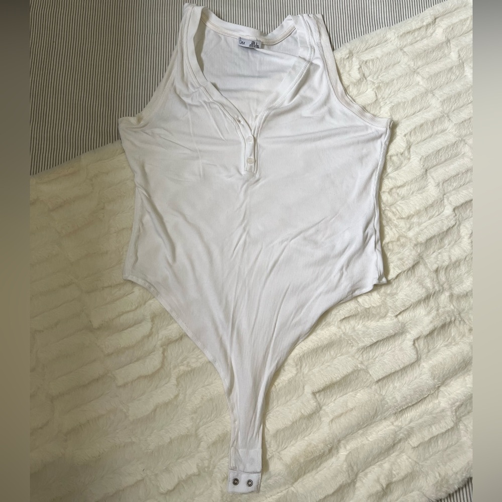 Dex | White Sleeveless V-Neck Bodysuit
